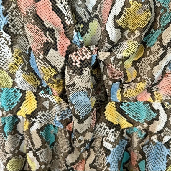 Peach Love California Snakeskin Short Sleeve Cutout Shorts Romper Sz M GUC - Picture 4 of 11